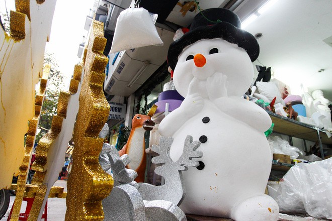 Thị trường đồ trang trí Noel: Xuất hiện nhiều món khủng với giá tiền triệu vẫn hút khách